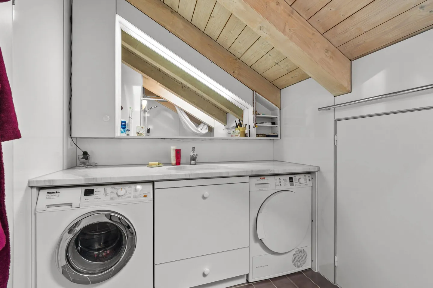 Charmant appartement mansardé dans un endroit ensoleillé et proche de la ville! - Photo 10 sur 12