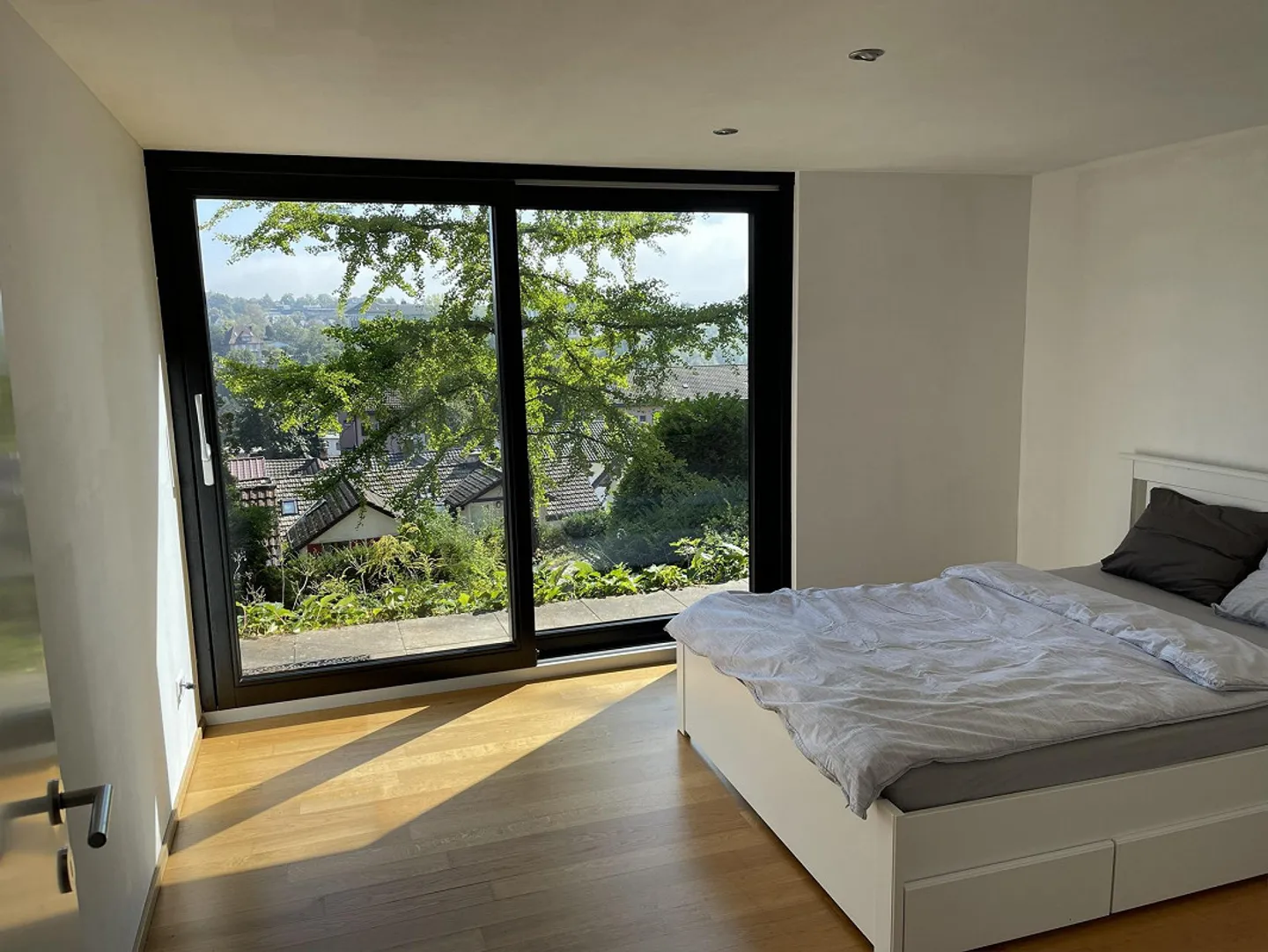 Vicino alla città e tranquillo: Casa unifamiliare con giardino in ottima posizione - Foto 2 di 11