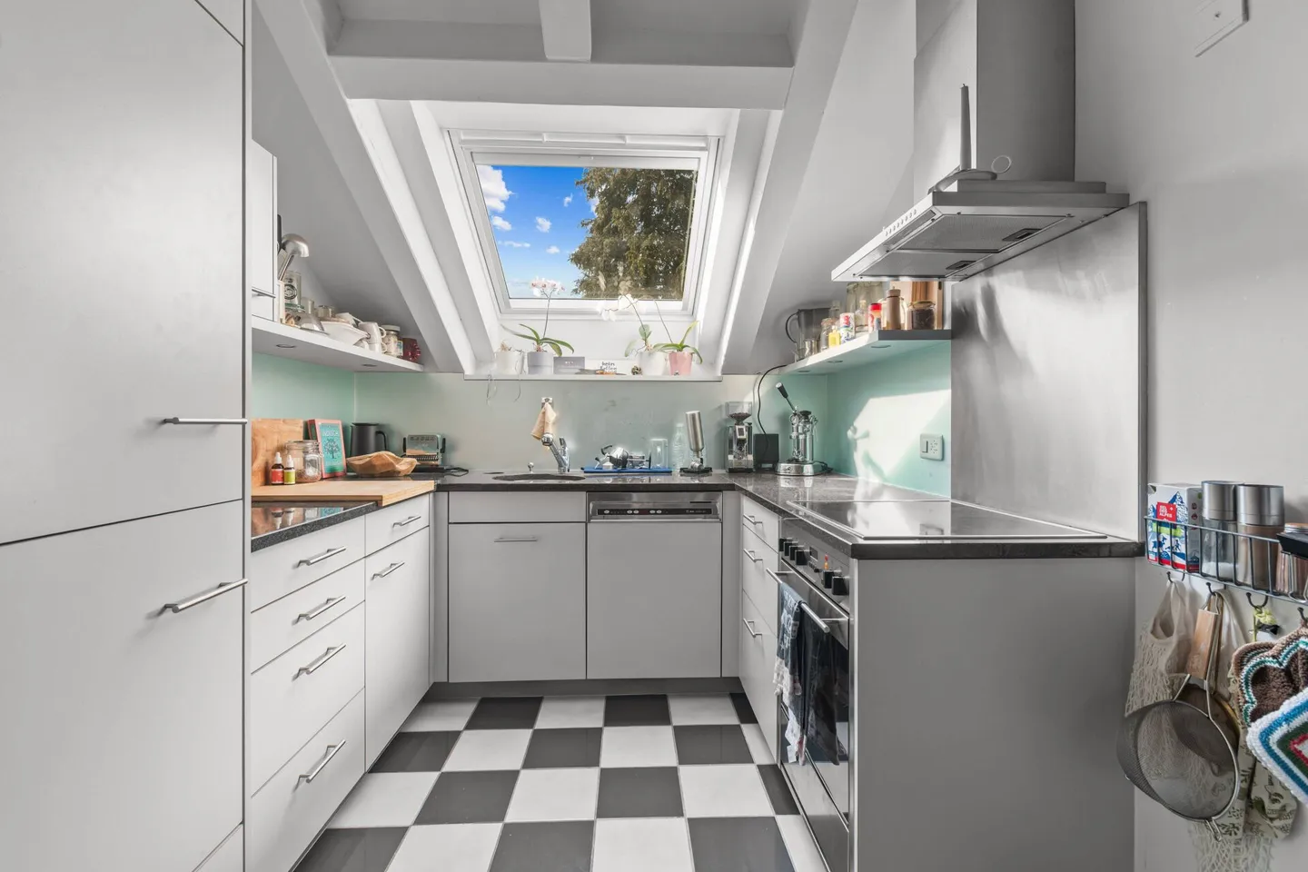 Charmant appartement mansardé dans un endroit ensoleillé et proche de la ville! - Photo 8 sur 12