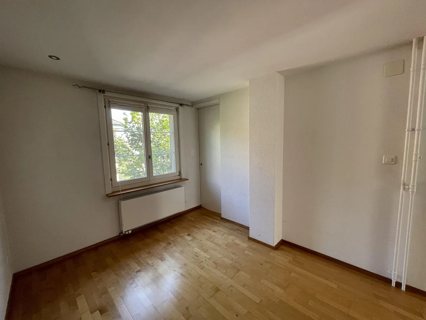 Vicino alla città e tranquillo: Casa unifamiliare con giardino in ottima posizione - Foto 5 di 11