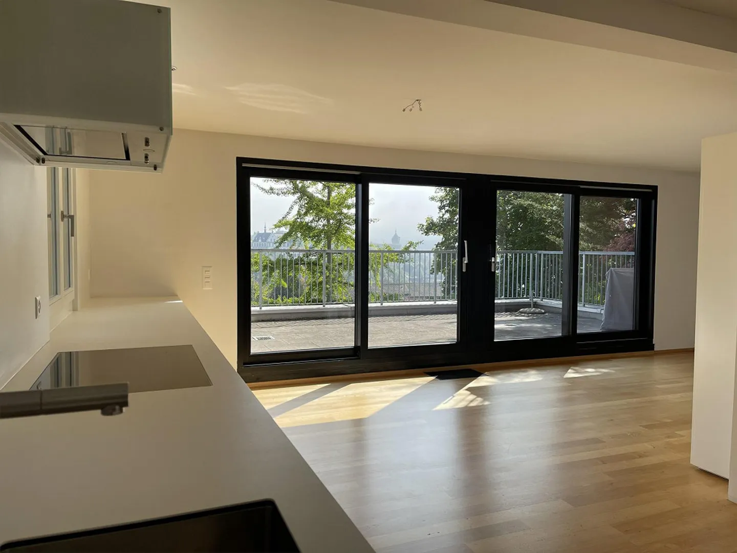 Vicino alla città e tranquillo: Casa unifamiliare con giardino in ottima posizione - Foto 7 di 11