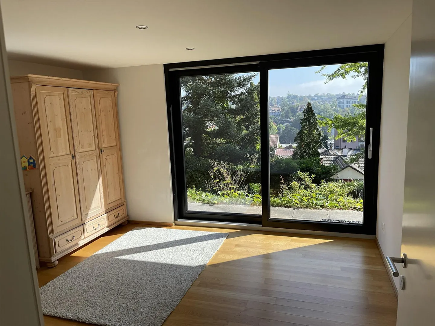 Vicino alla città e tranquillo: Casa unifamiliare con giardino in ottima posizione - Foto 8 di 11