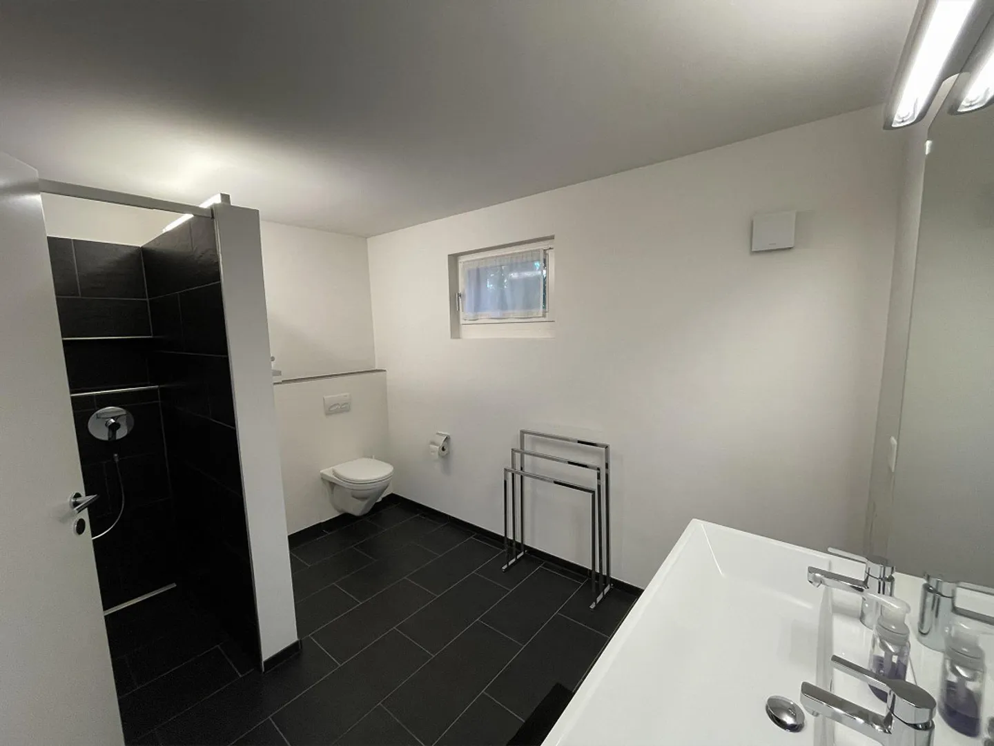 Vicino alla città e tranquillo: Casa unifamiliare con giardino in ottima posizione - Foto 10 di 11