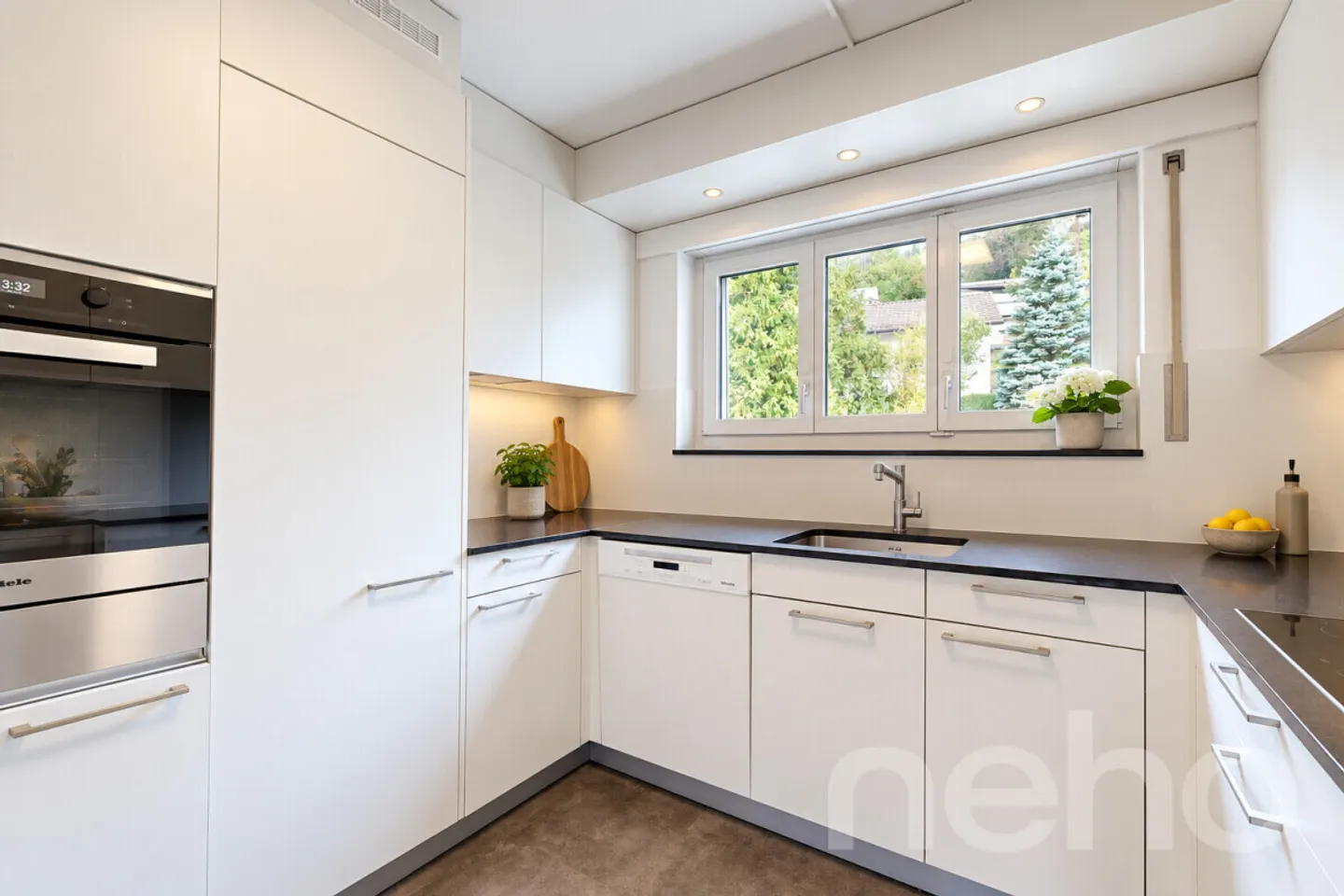 Stylish 5.5-room single-family house in a desirable location - Photo 4 of 10