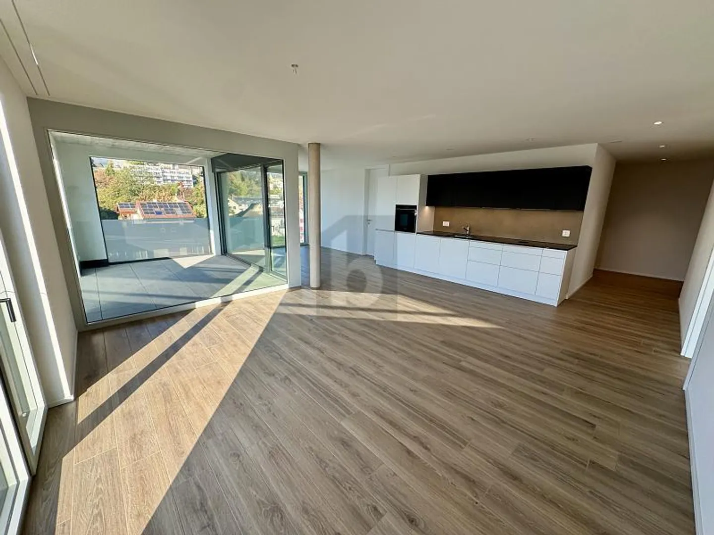 HIGH QUALITY AND STYLISH WITH LOTS OF LIGHT! - Photo 2 of 6