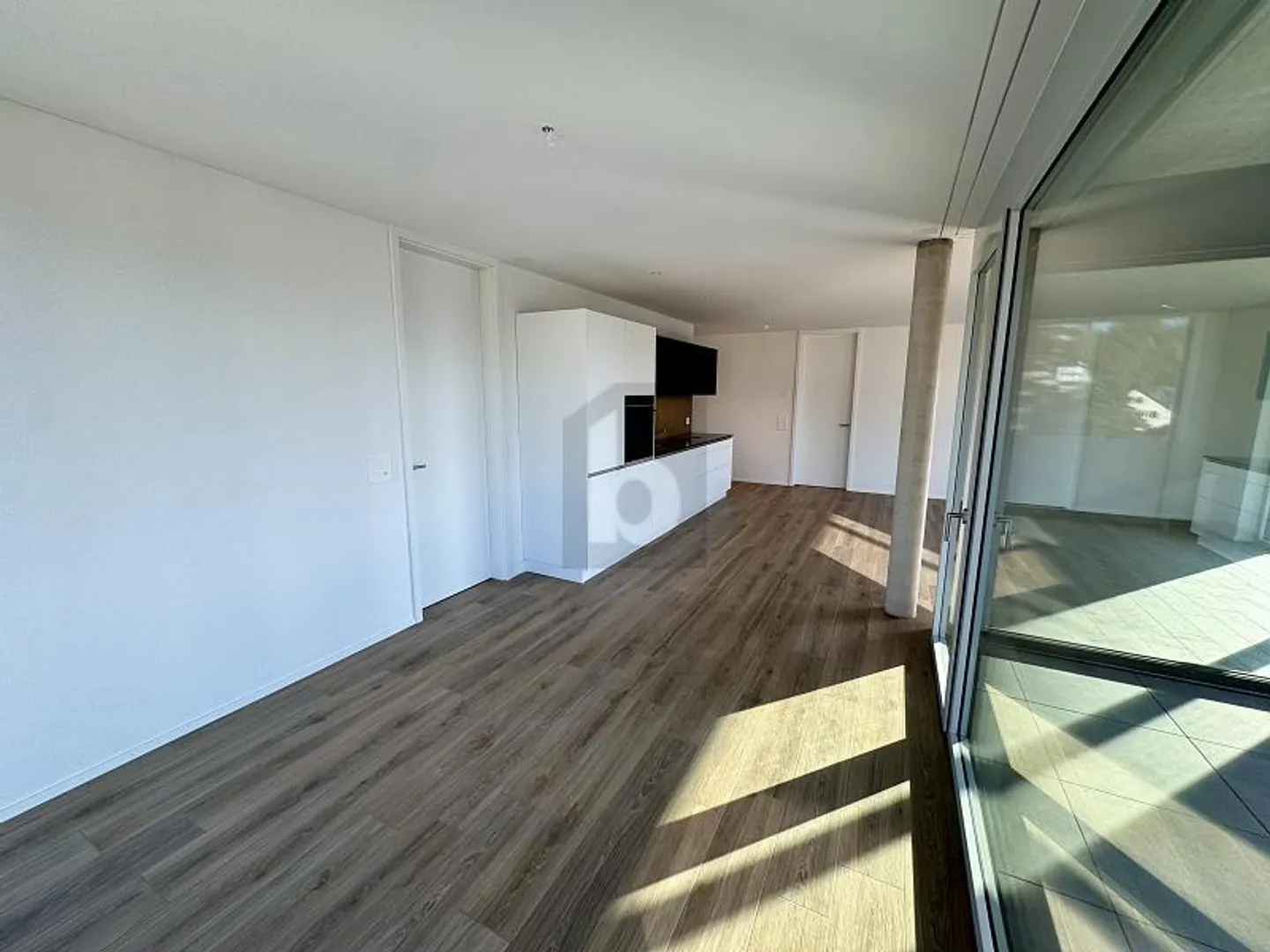 HIGH QUALITY AND STYLISH WITH LOTS OF LIGHT! - Photo 3 of 6