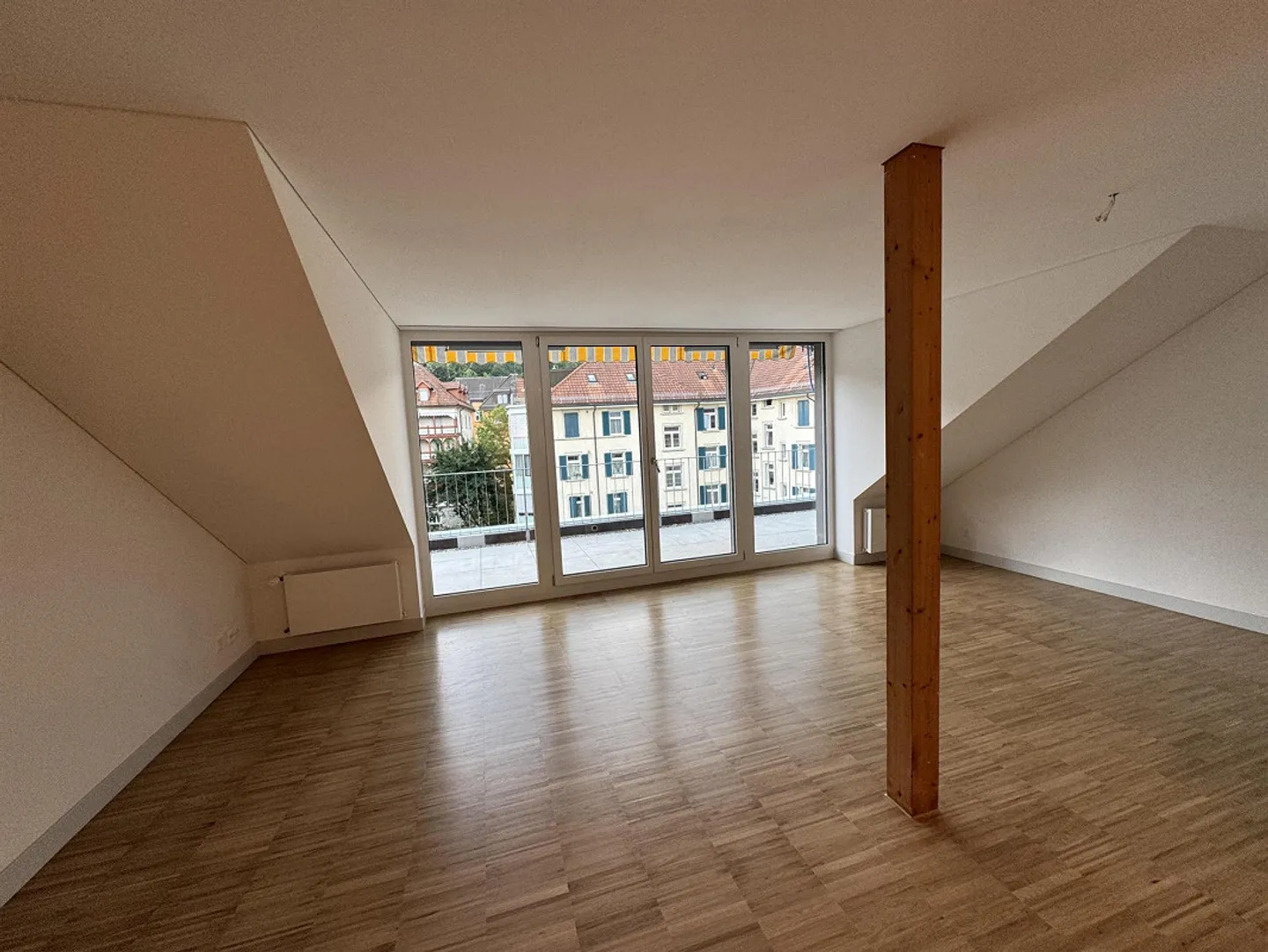 Prima locazione dopo ristrutturazione completa appartamento attico di 4,5 stanze con terrazza - Foto 4 di 13