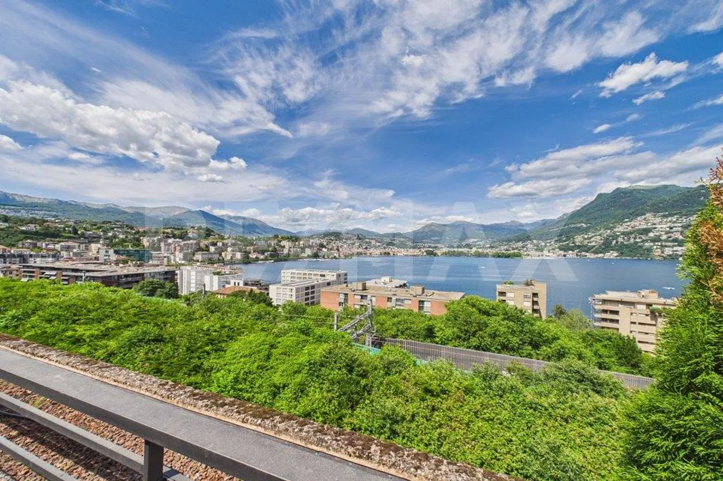 Vue imprenable sur le golfe de Lugano appartement élégant avec terrasse - Photo 1 sur 13