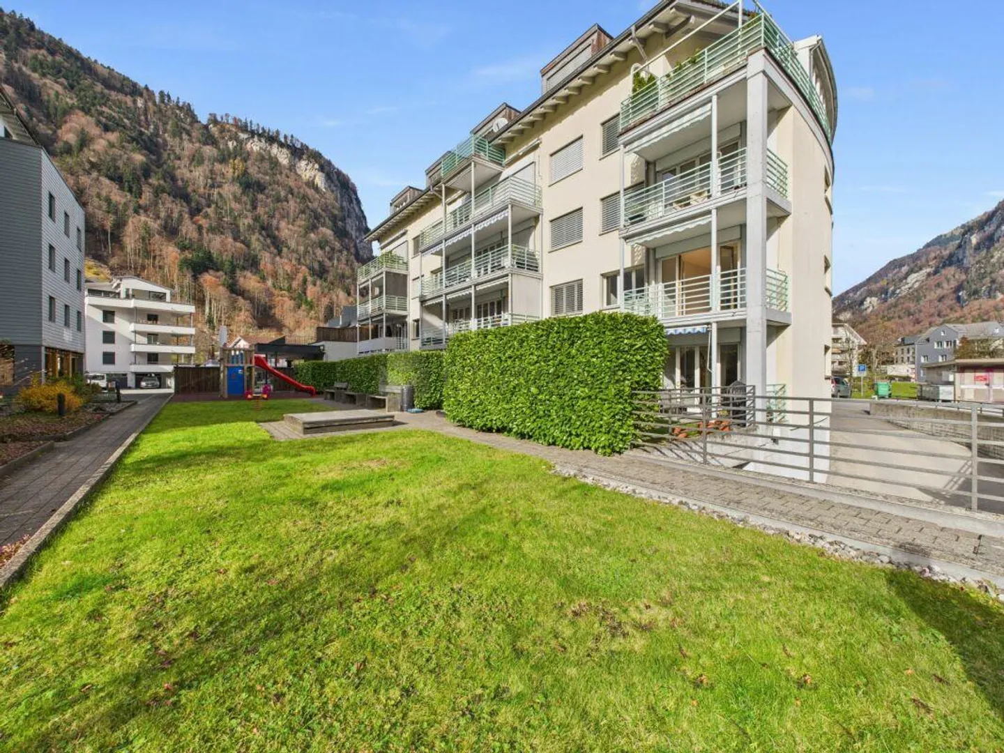 Sunny apartment in a quiet location surrounded by mountains and nature at a super price! - Photo 10 of 11