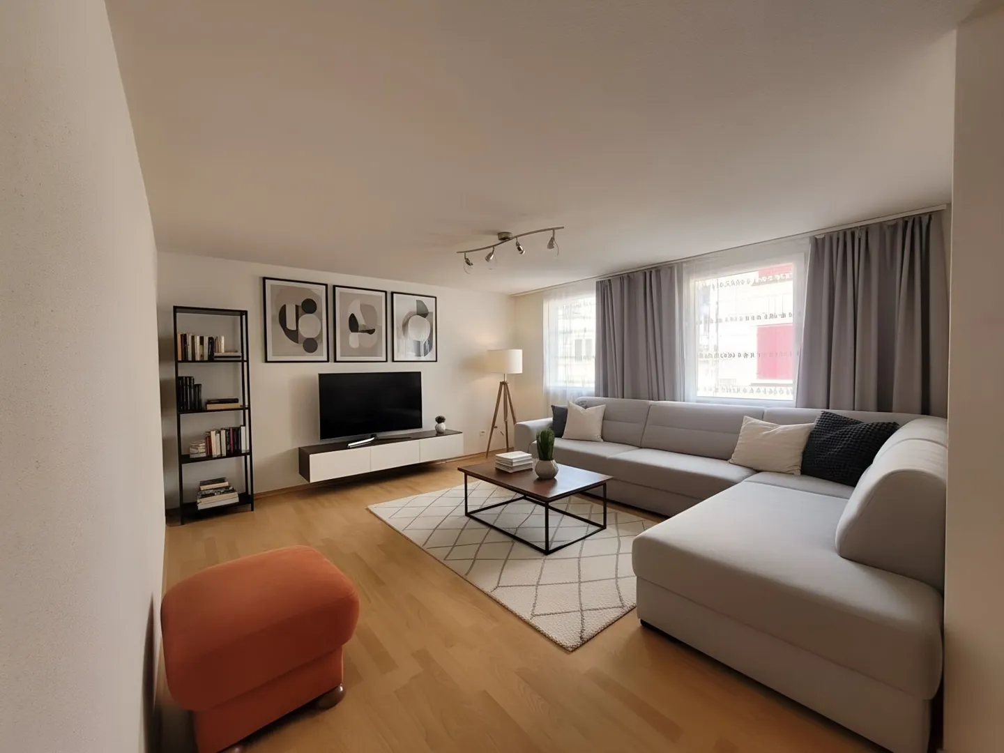 Maison multifamiliale avec deux unités résidentielles et potentiel de développement au centre - Photo 2 sur 9