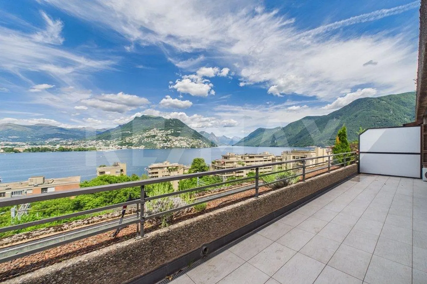 Vue imprenable sur le golfe de Lugano appartement élégant avec terrasse - Photo 5 sur 13