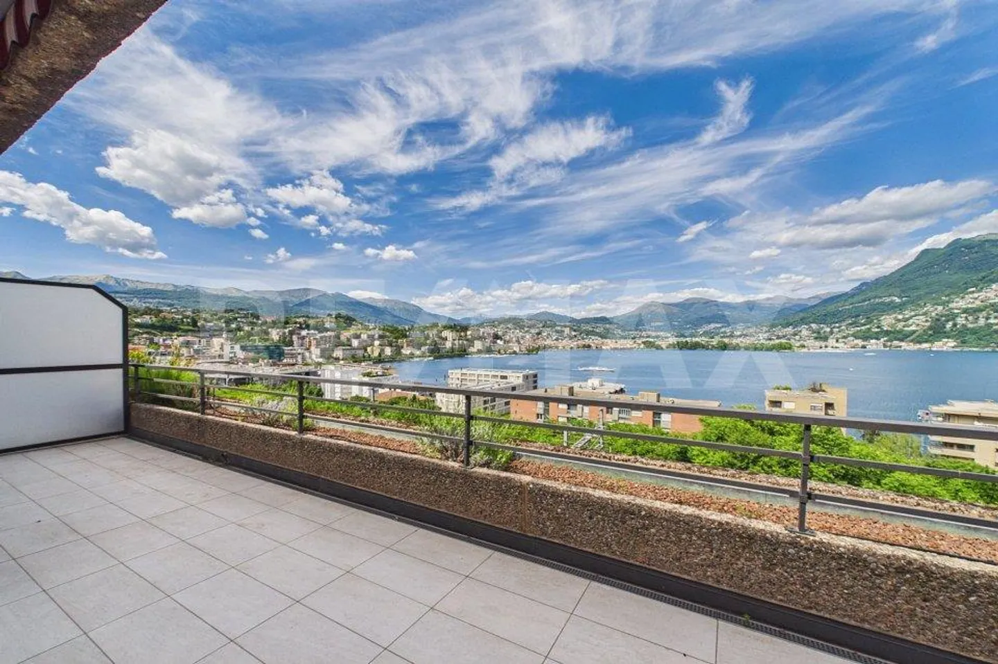 Vue imprenable sur le golfe de Lugano appartement élégant avec terrasse - Photo 6 sur 13