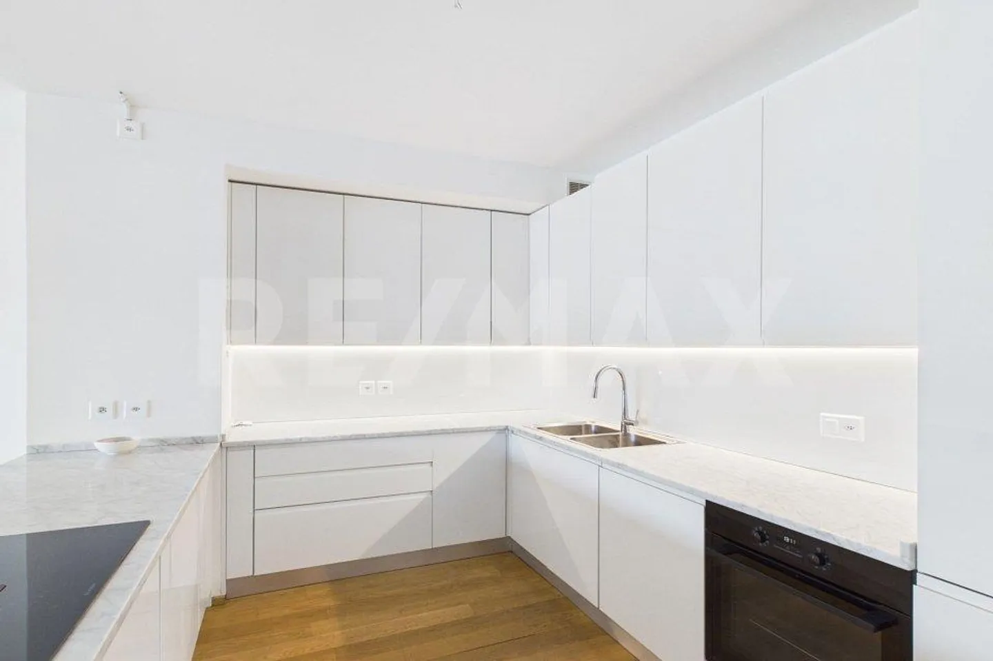 Vue imprenable sur le golfe de Lugano appartement élégant avec terrasse - Photo 9 sur 13