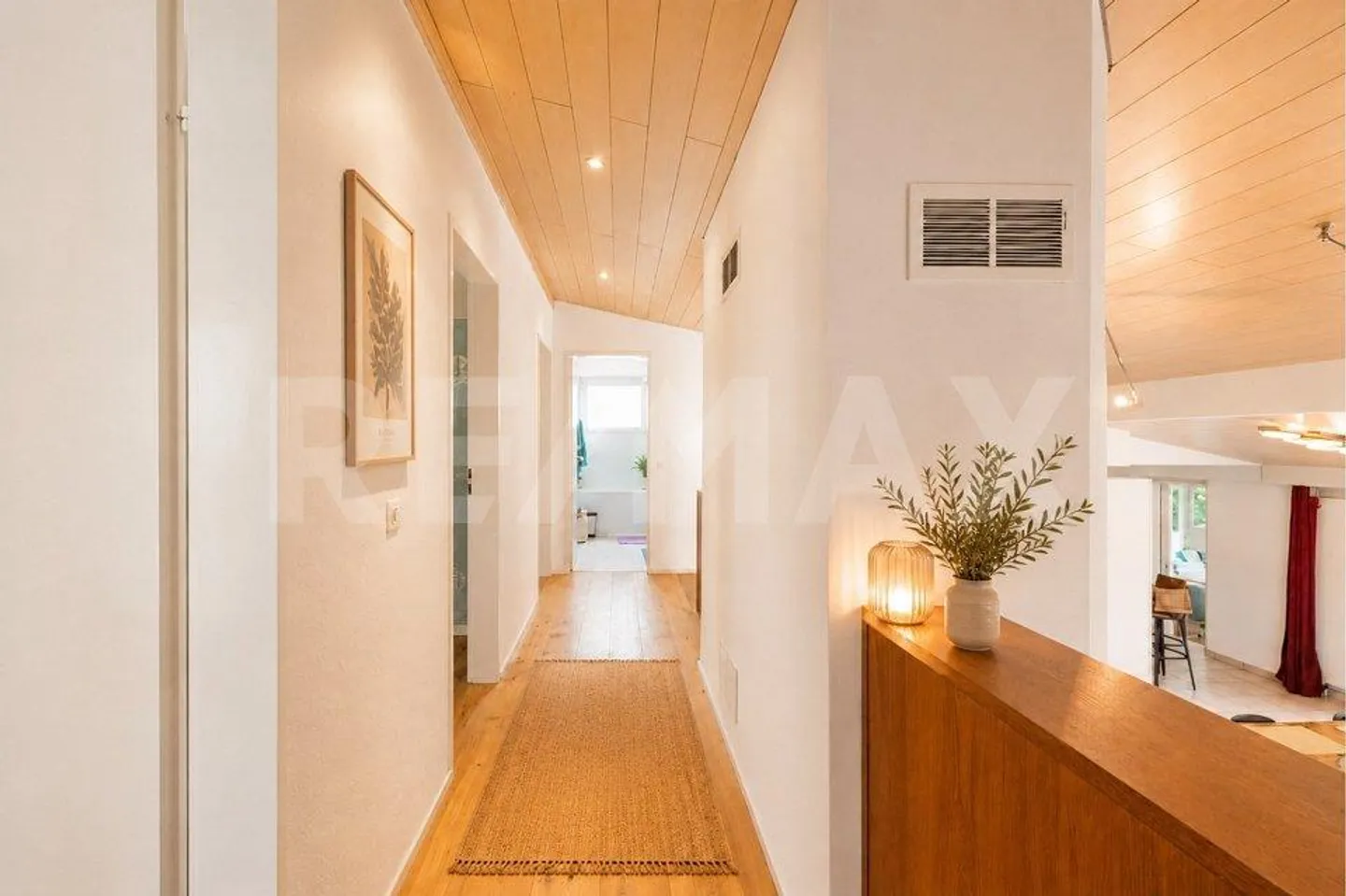 Family happiness in a sought-after residential area Charming 5.5-room single-family house with sunny garden - Photo 2 of 10