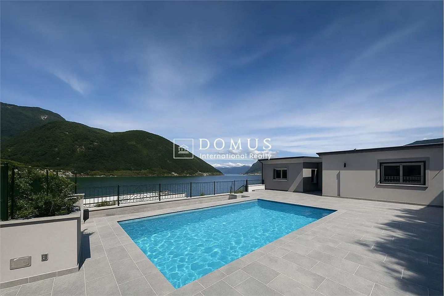 Villa elegante con vista lago - Foto 1 di 13