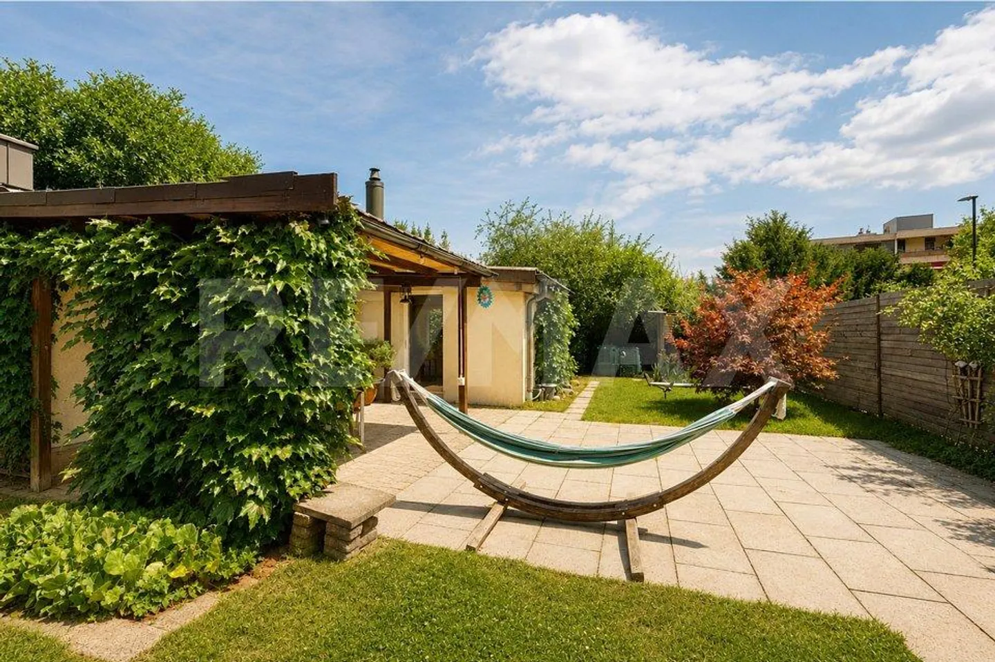 Family happiness in a sought-after residential area Charming 5.5-room single-family house with sunny garden - Photo 9 of 10
