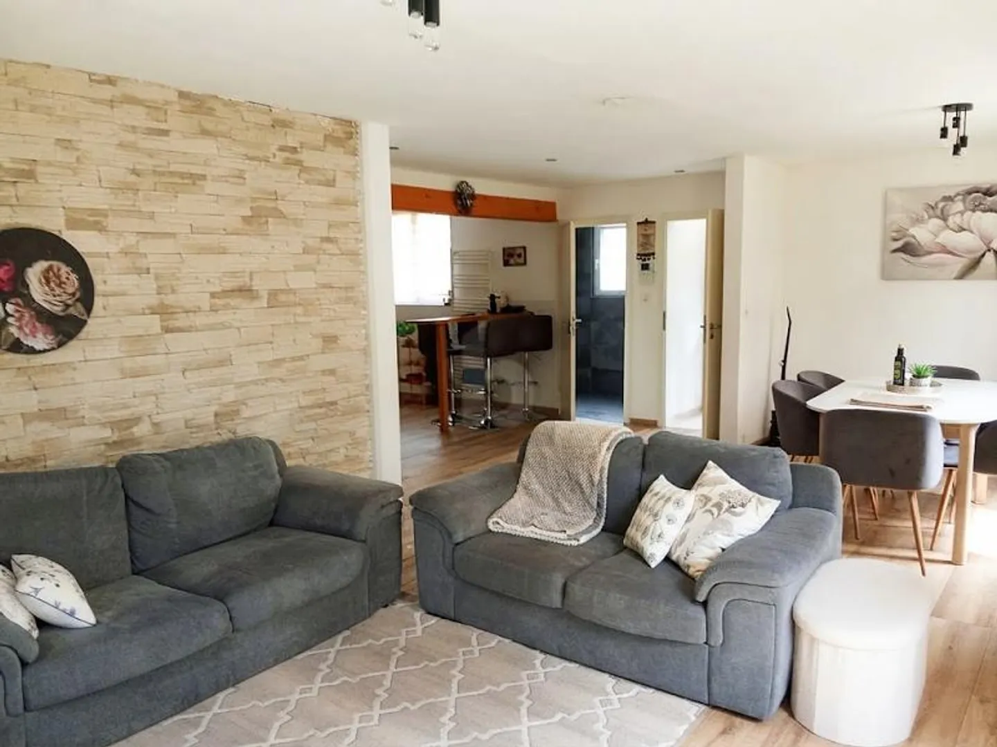Lovely Charming Property - Photo 2 of 6
