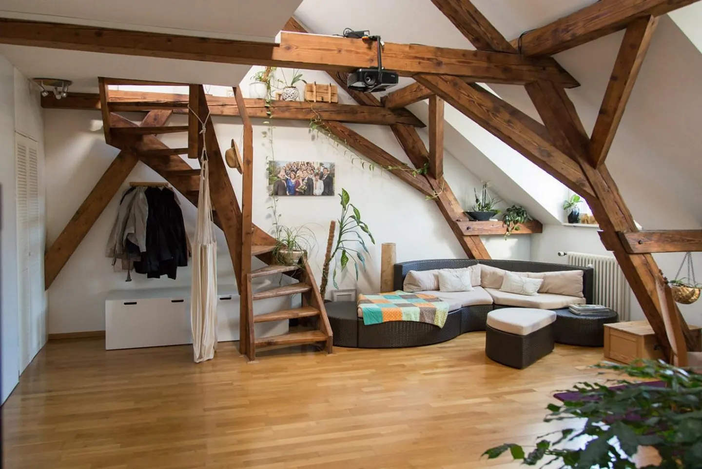 originelle Dachwohnung mit Galerie - Foto 2 von 10