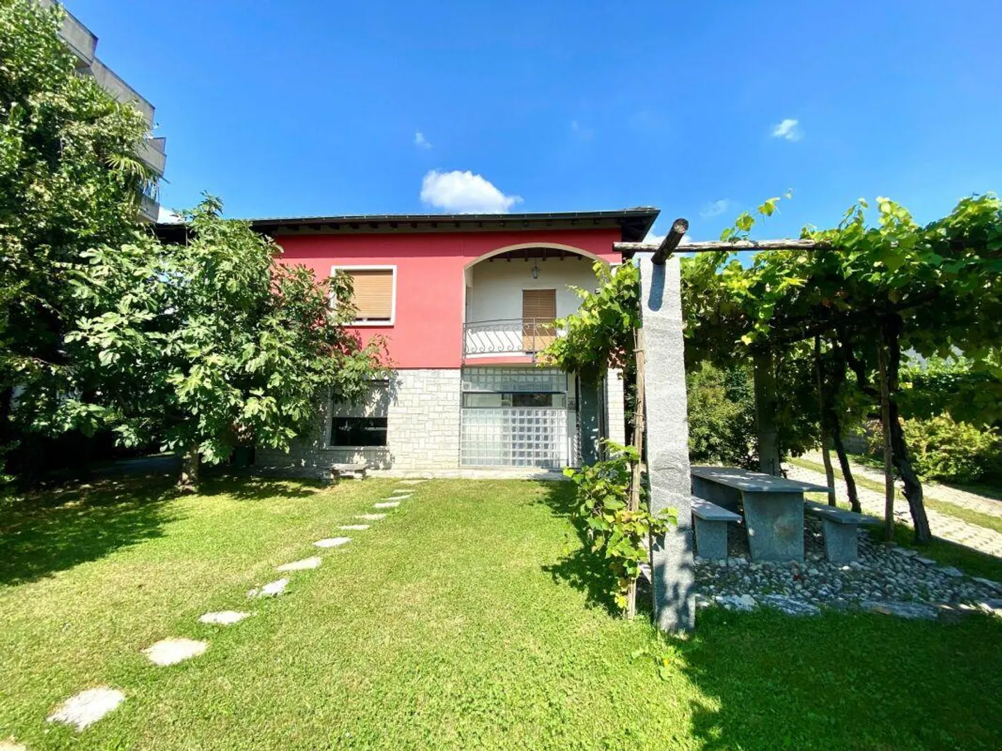 Casa unifamiliare con giardino e garage - Foto 1 di 13