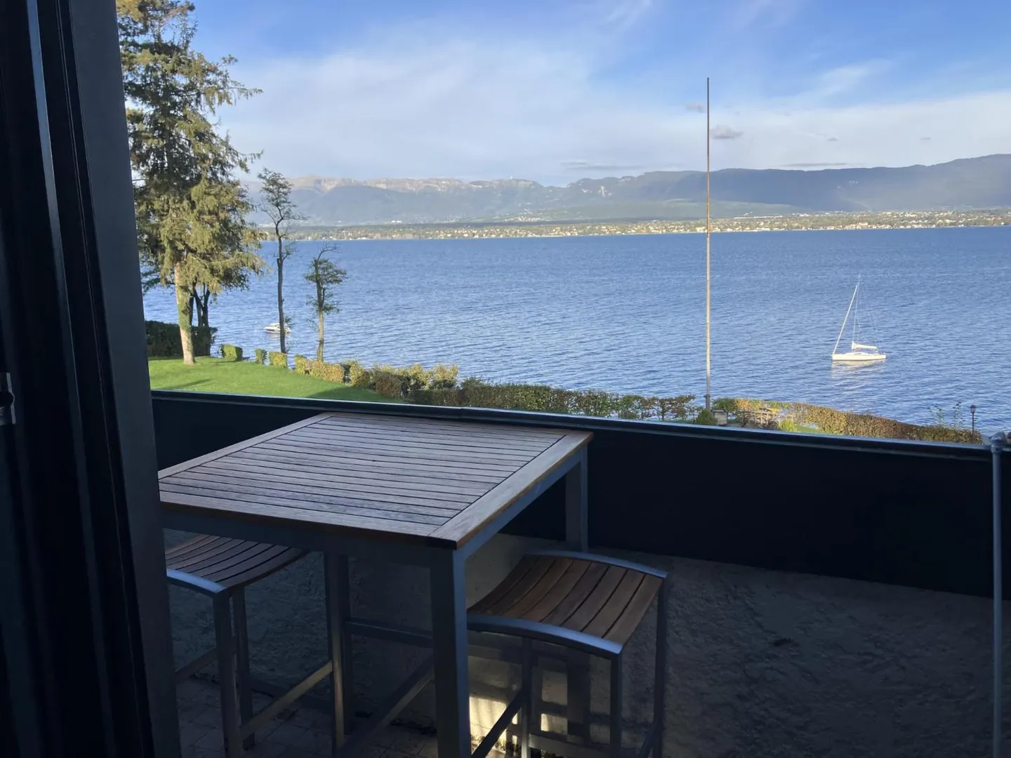 Appartement au bord du lac - Photo 2 sur 8