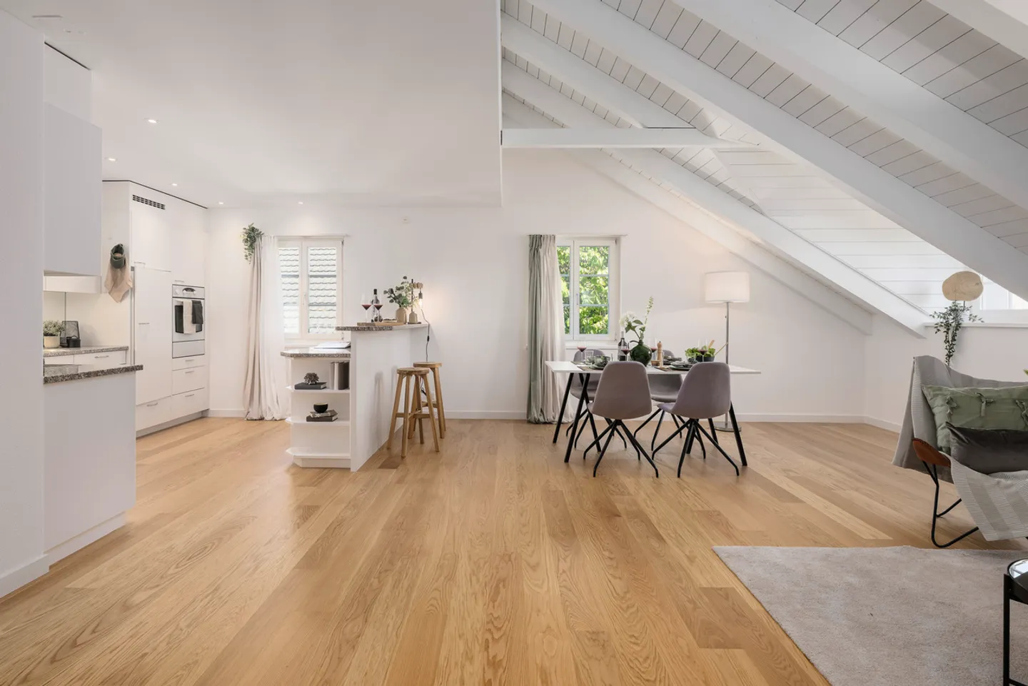 Helle Duplexwohnung in Uitikon - Foto 1 von 11