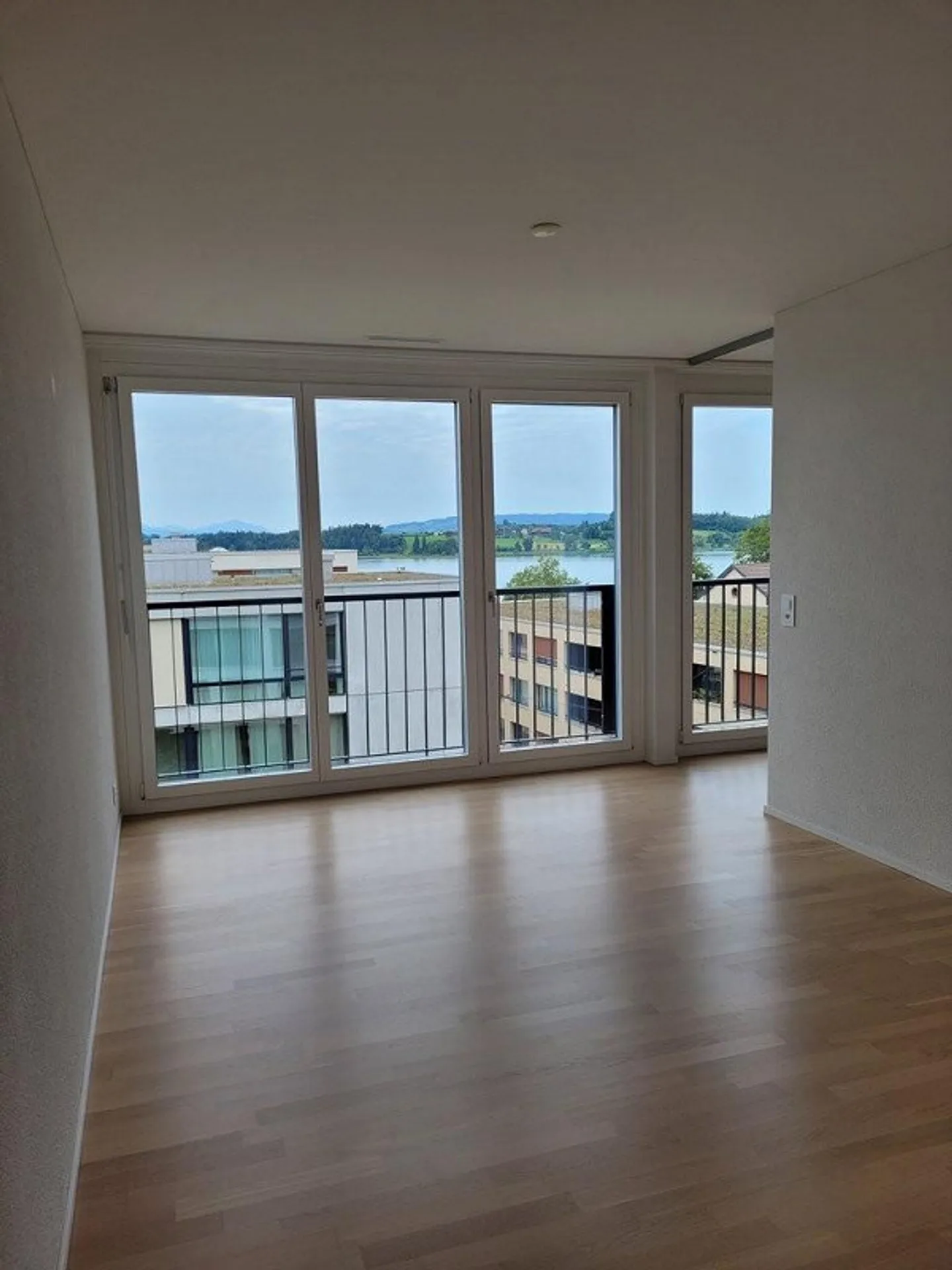 Moderne 4.5 Zimmer Wohnung im Zentrum von Pfäffikon ZH - Photo 4 of 8