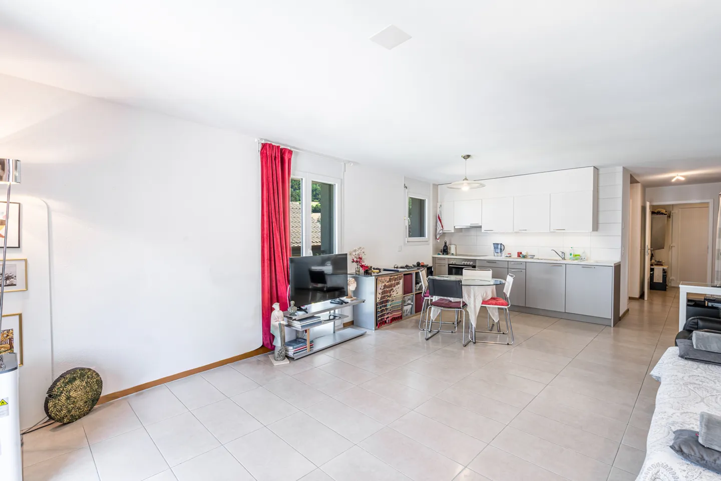 Beautiful 2.5-room apartment with bright private balcony - Photo 3 of 9