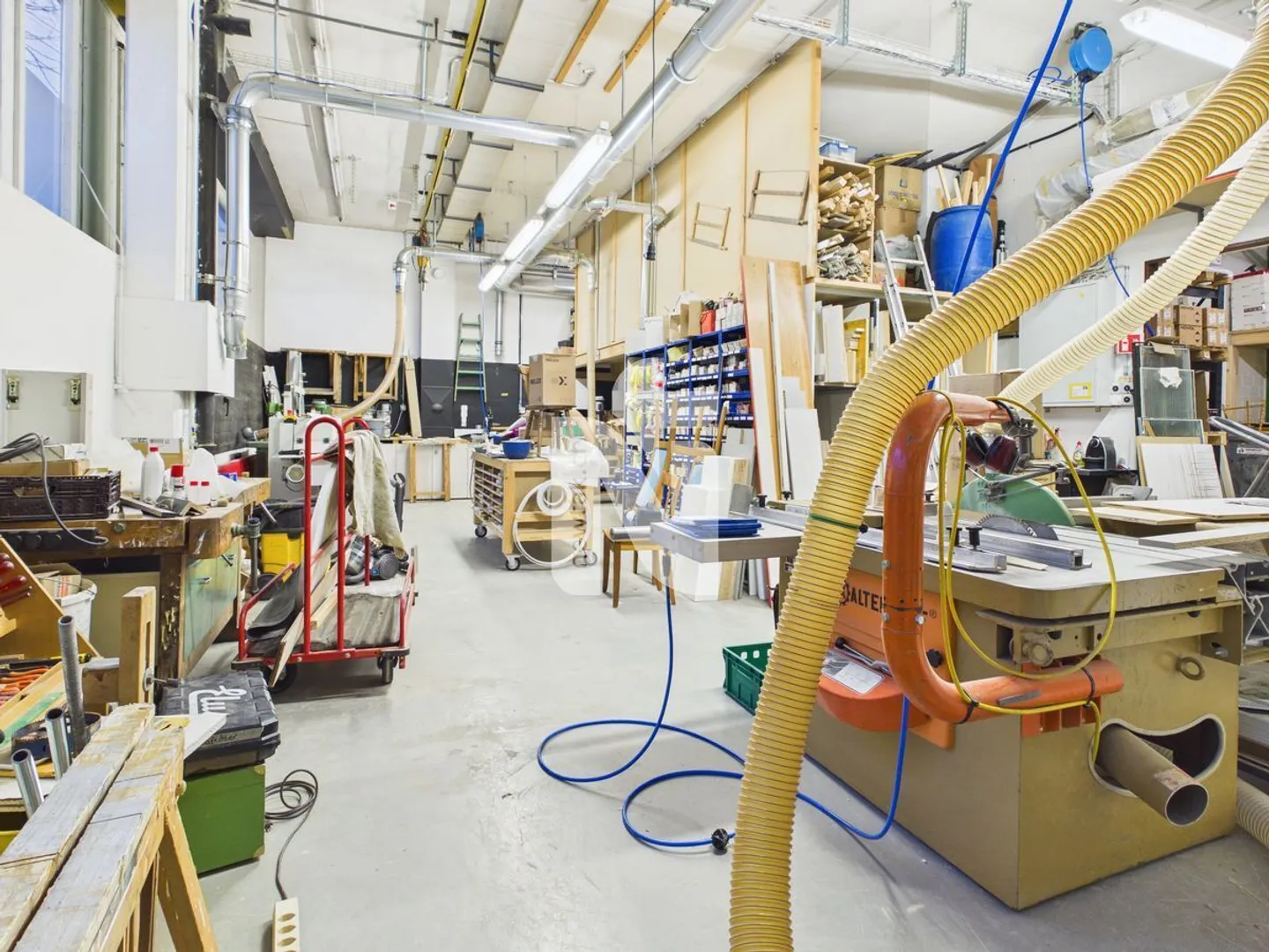 Spazio commerciale versatile di 140 m² - ideale per falegnameria, magazzino o negozio di elettricità - Foto 2 di 7