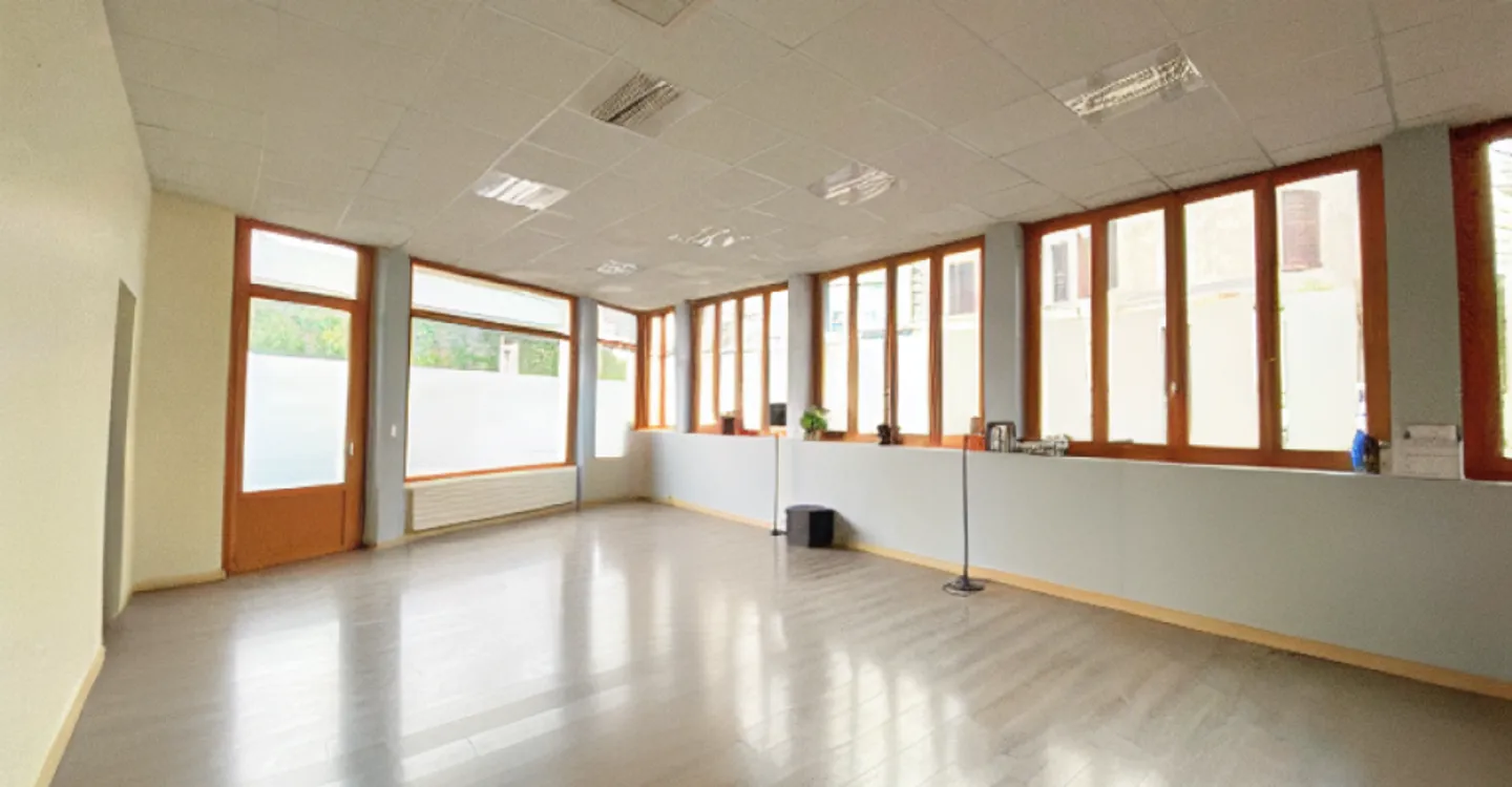 Locaux Commerciaux Modernes - Photo 2 sur 9