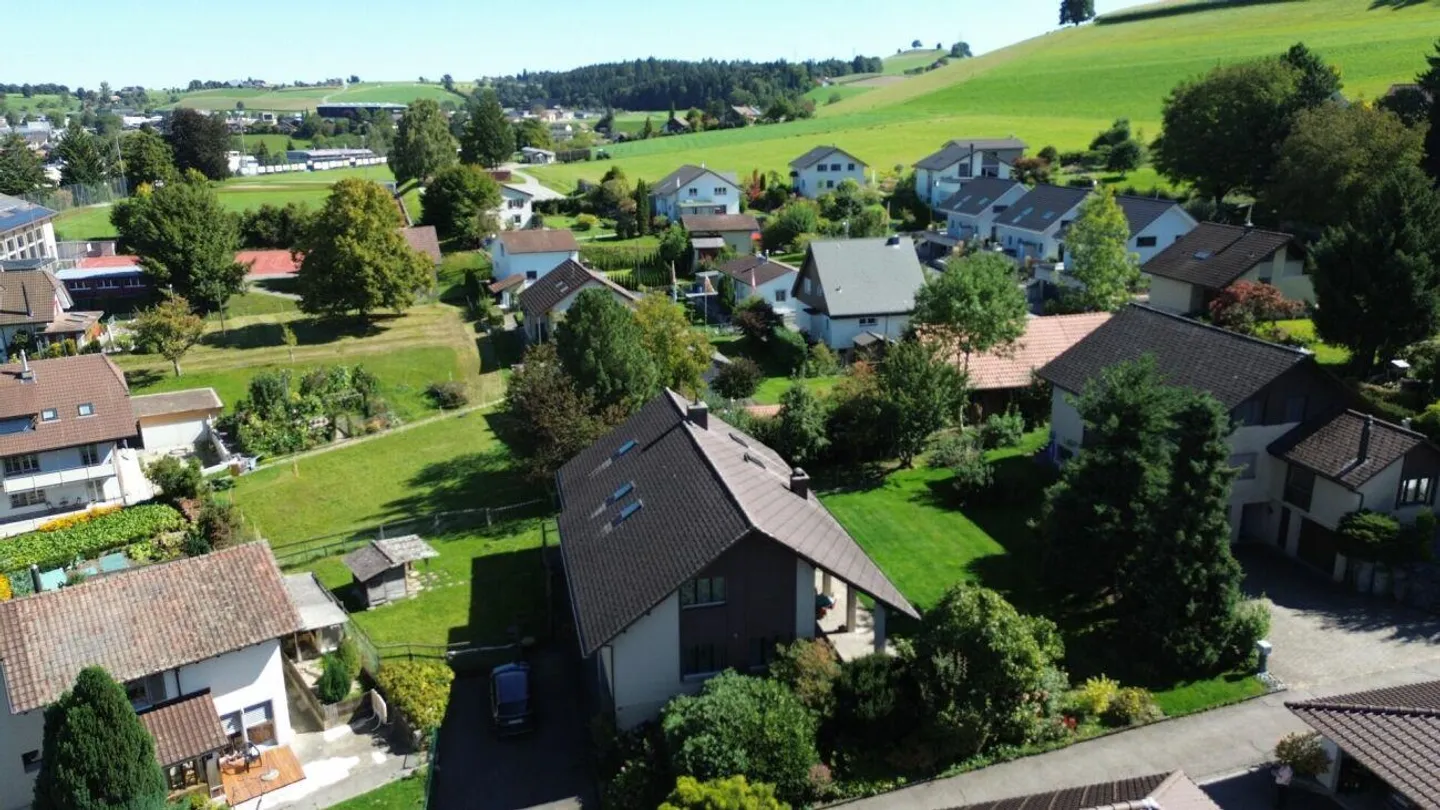 Spazioso paradiso familiare con idillio giardino a Huttwil - Foto 1 di 17