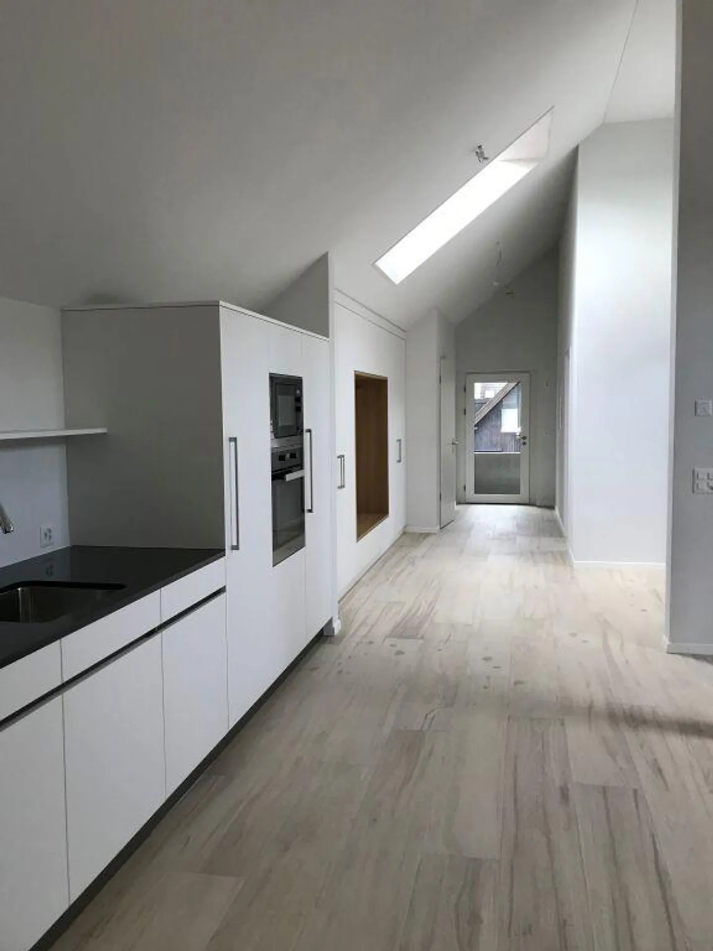 Beautiful, bright 2.5-room attic apartment - Photo 3 of 7