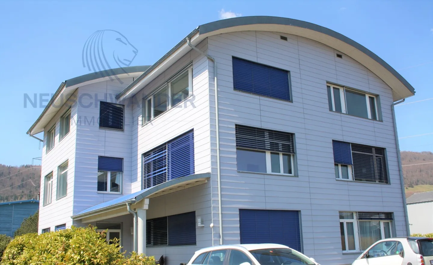 Mixed-use building for rent - Photo 3 of 8