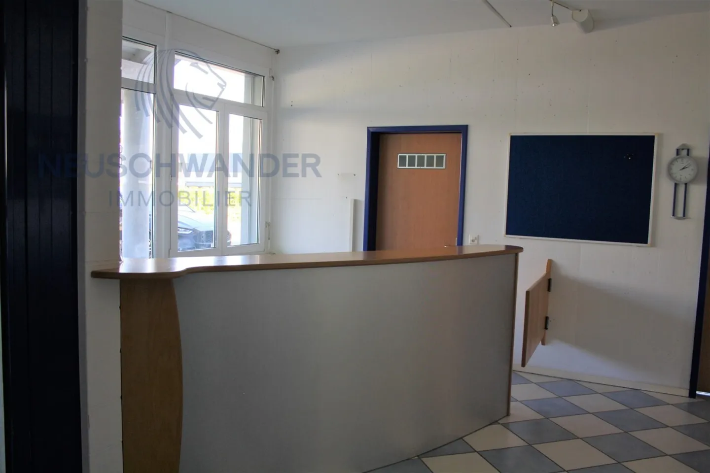 Mixed-use building for rent - Photo 5 of 8