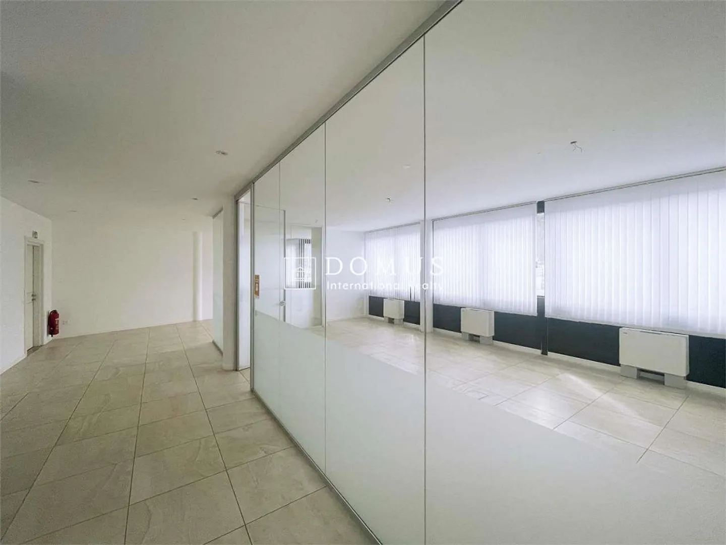 Spacious office in commercial area - Photo 2 of 7