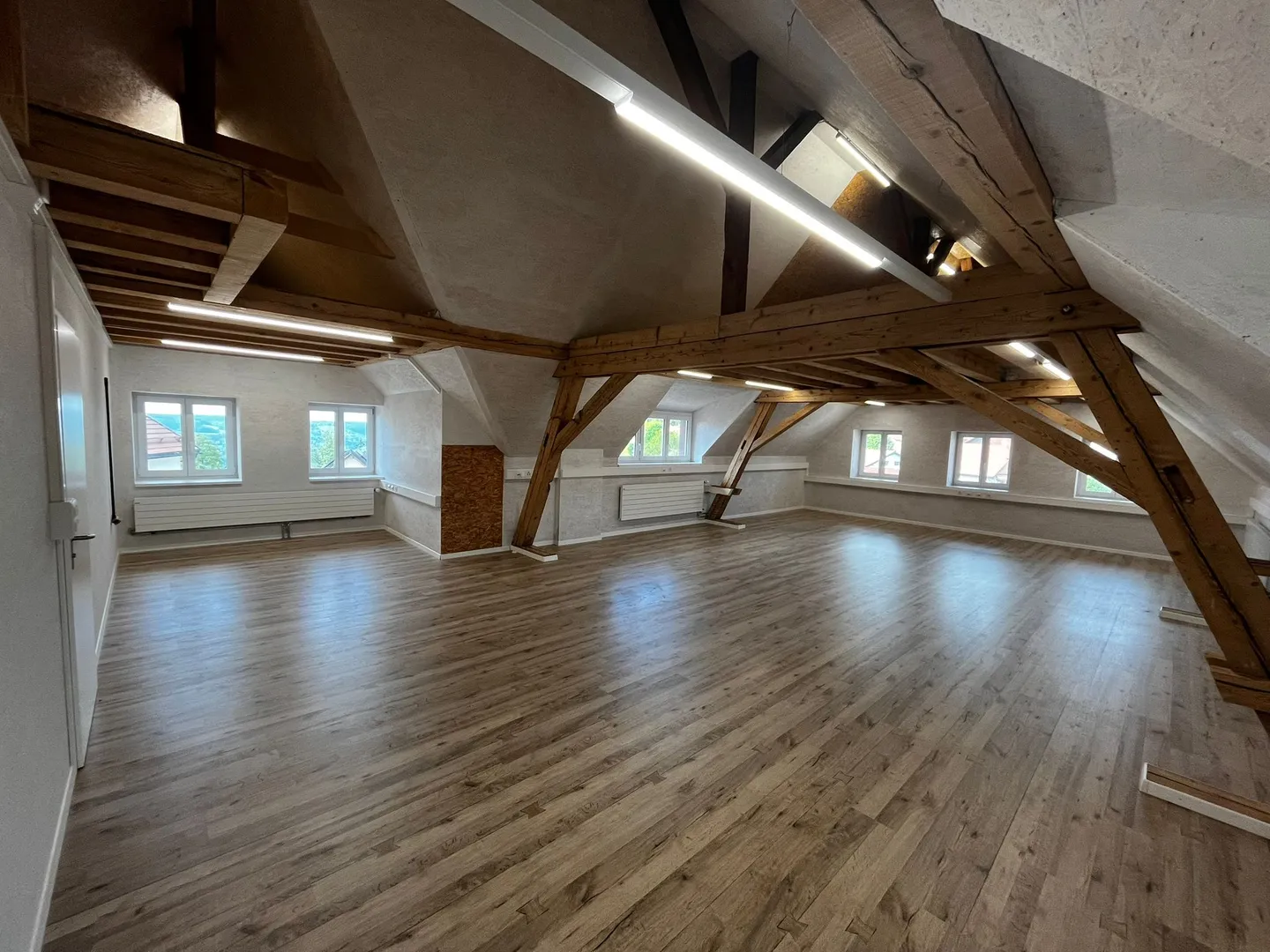 Modernes Gewerbeobjekt zu Vermieten - Foto 1 von 5