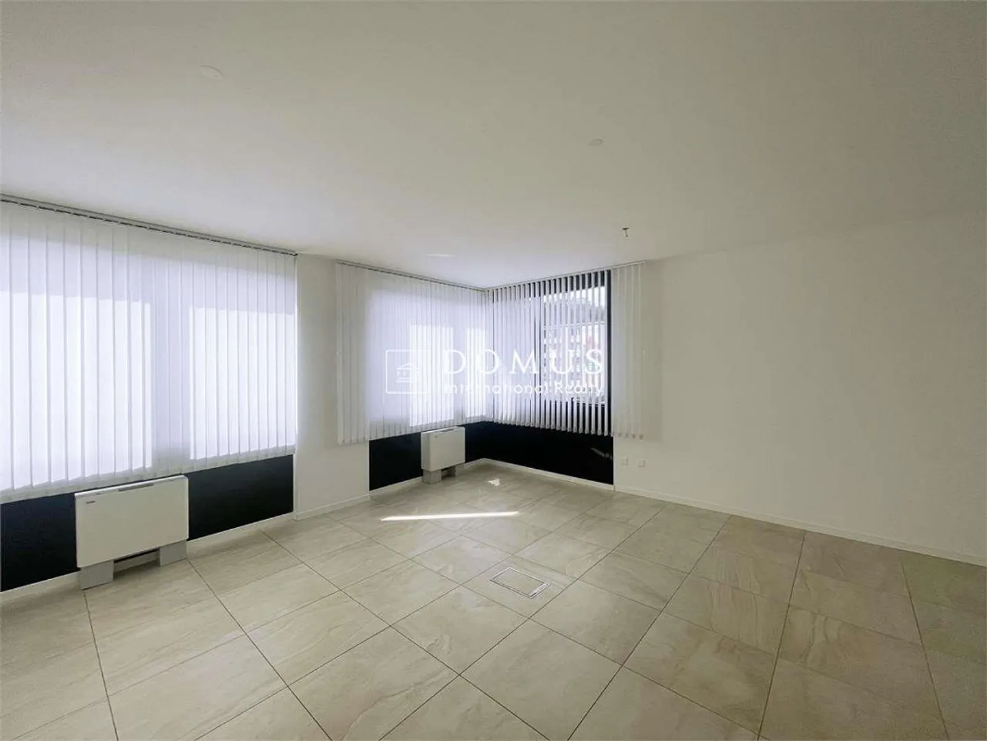 Spacious office in commercial area - Photo 3 of 7