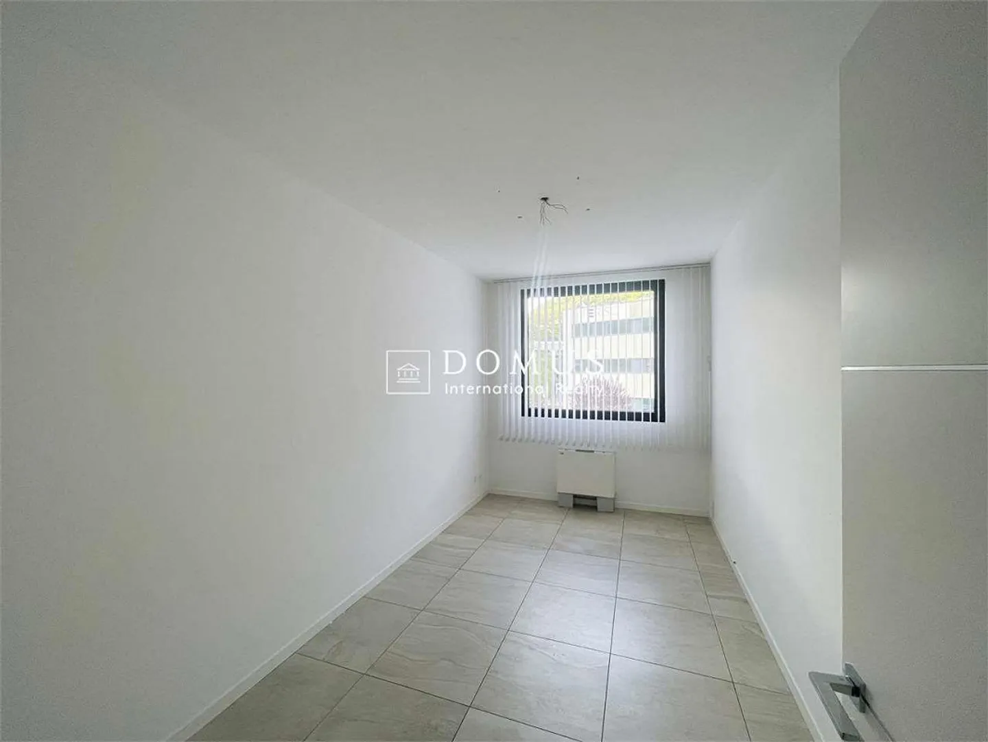 Spacious office in commercial area - Photo 5 of 7