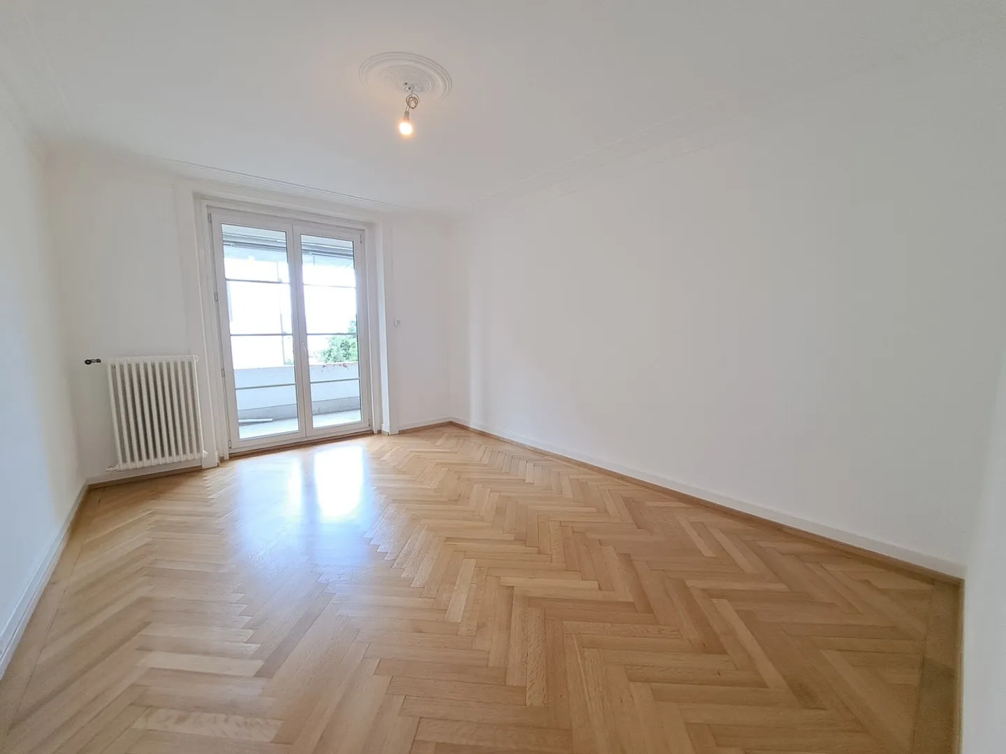 Magnifico appartamento di 3,5 locali con balcone con vista sul lago/Alpi - Foto 2 di 8