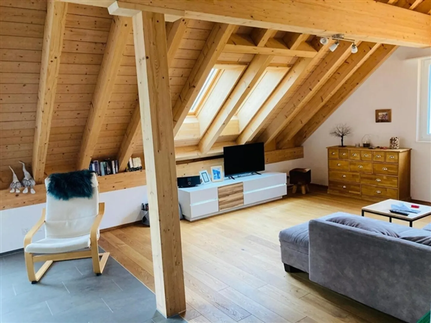 Appartement en penthouse lumineux et spacieux de 4,5 pièces dans un emplacement central - Photo 1 sur 11