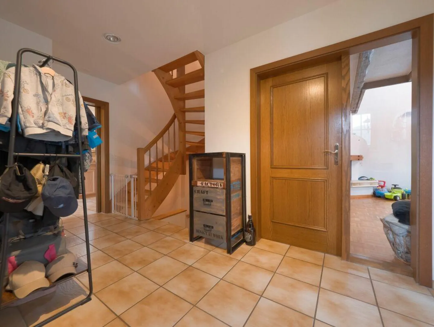 Freistehendes 7.5 Z' EFH mit Pool und 3 Garagen-Plätzen - Foto 2 von 12