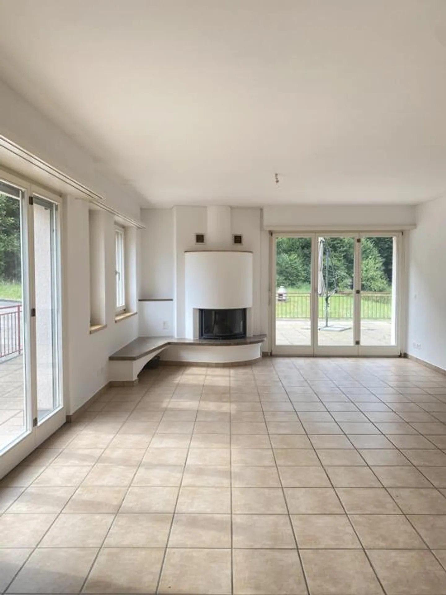 VIVERE IN UNA POSIZIONE TRANQUILLA CON UN GRANDE SPAZIO GIARDINO - Foto 1 di 9