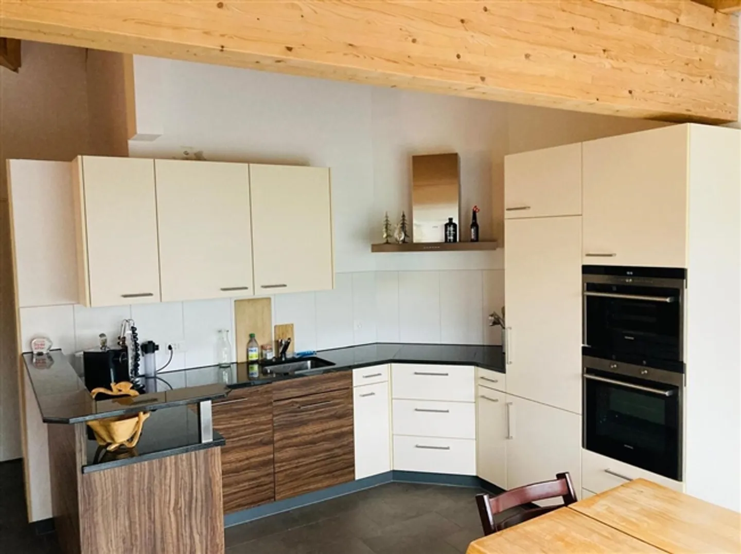 Appartement en penthouse lumineux et spacieux de 4,5 pièces dans un emplacement central - Photo 3 sur 11