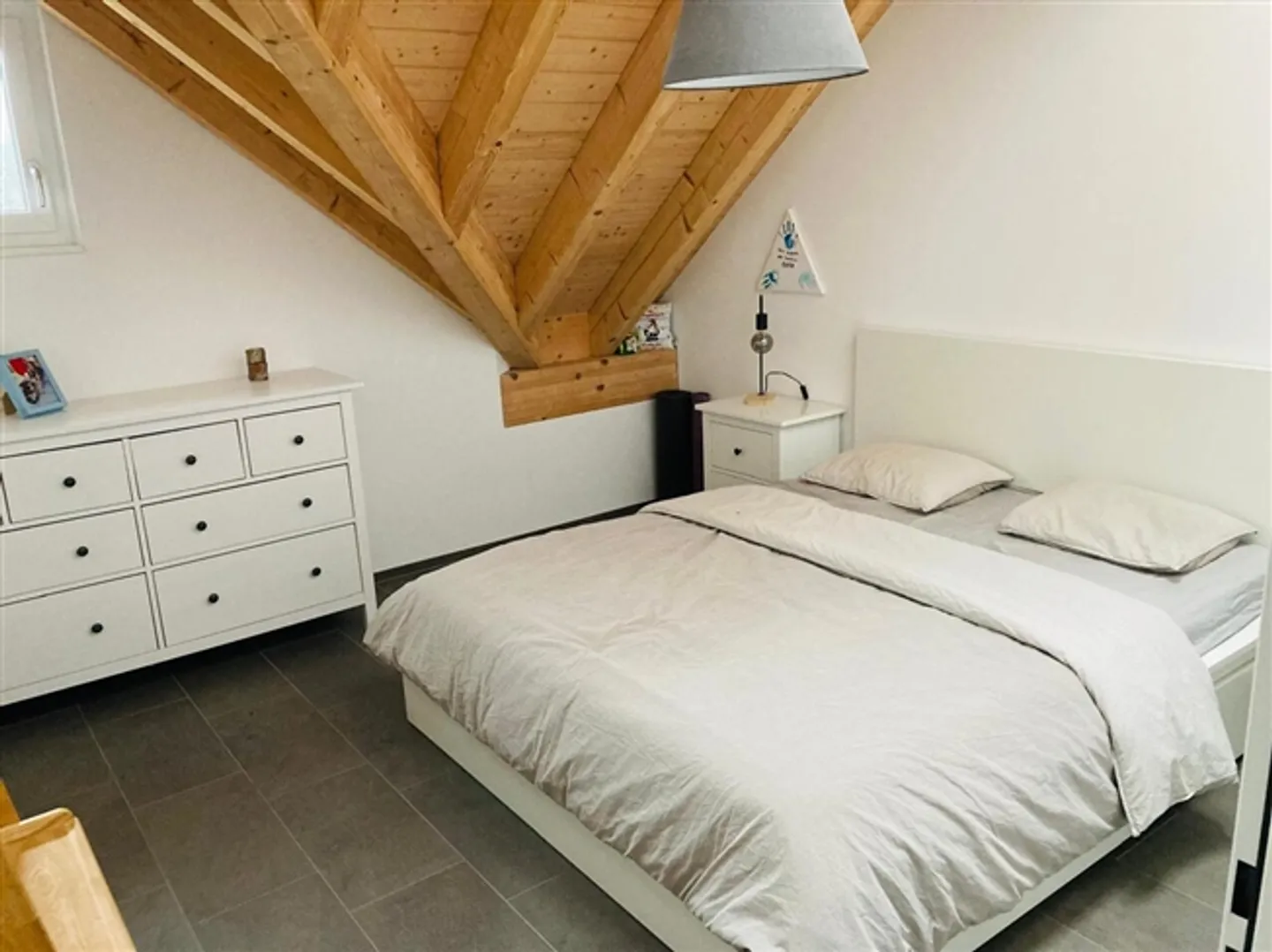 Appartement en penthouse lumineux et spacieux de 4,5 pièces dans un emplacement central - Photo 4 sur 11