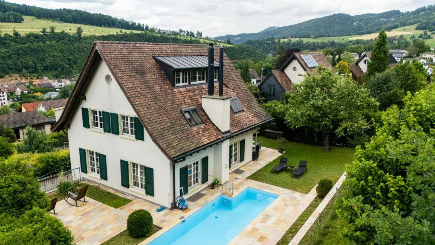 Freistehendes 7.5 Z' EFH mit Pool und 3 Garagen-Plätzen - Foto 1 von 12