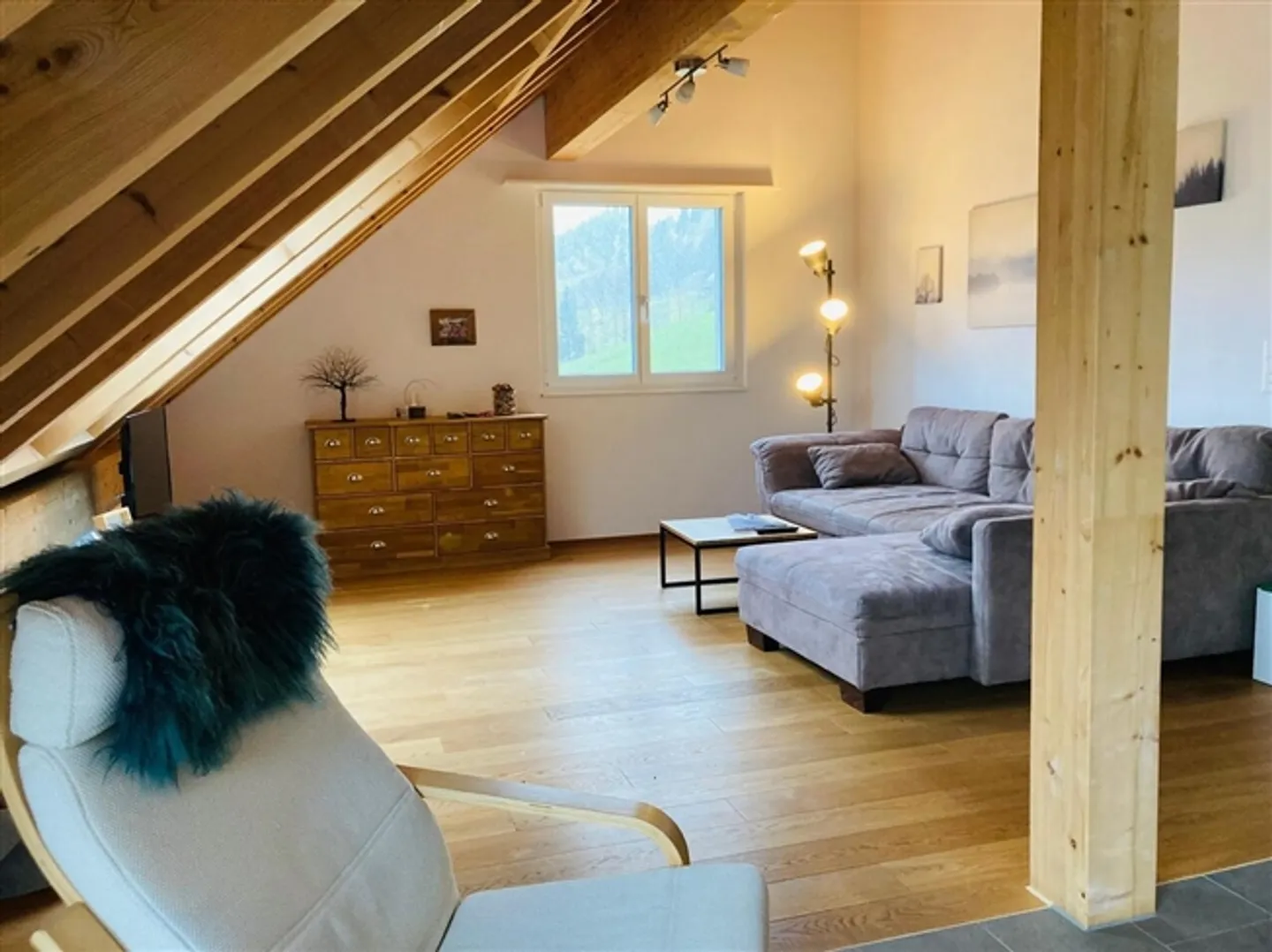 Appartement en penthouse lumineux et spacieux de 4,5 pièces dans un emplacement central - Photo 2 sur 11