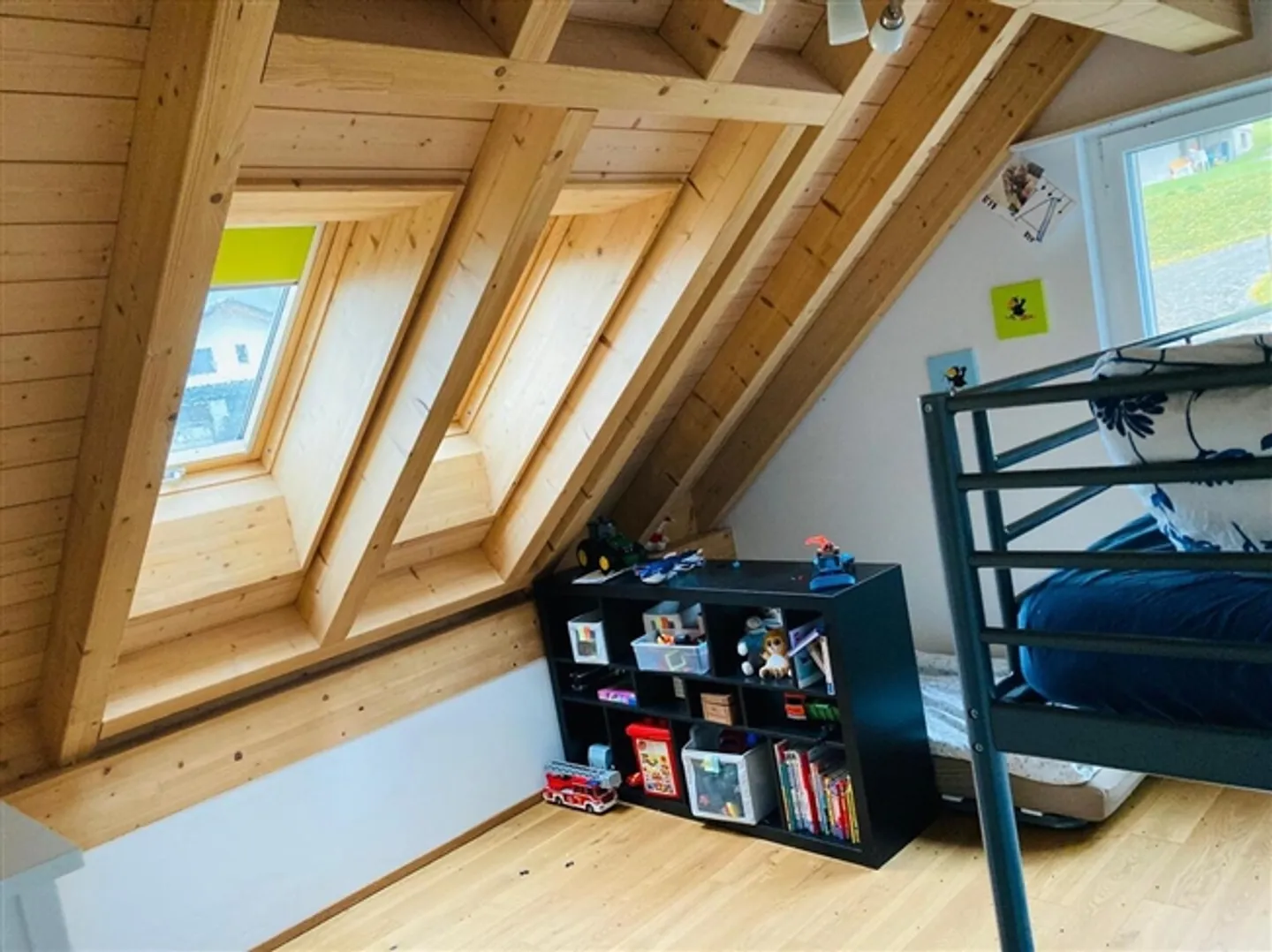 Appartement en penthouse lumineux et spacieux de 4,5 pièces dans un emplacement central - Photo 5 sur 11