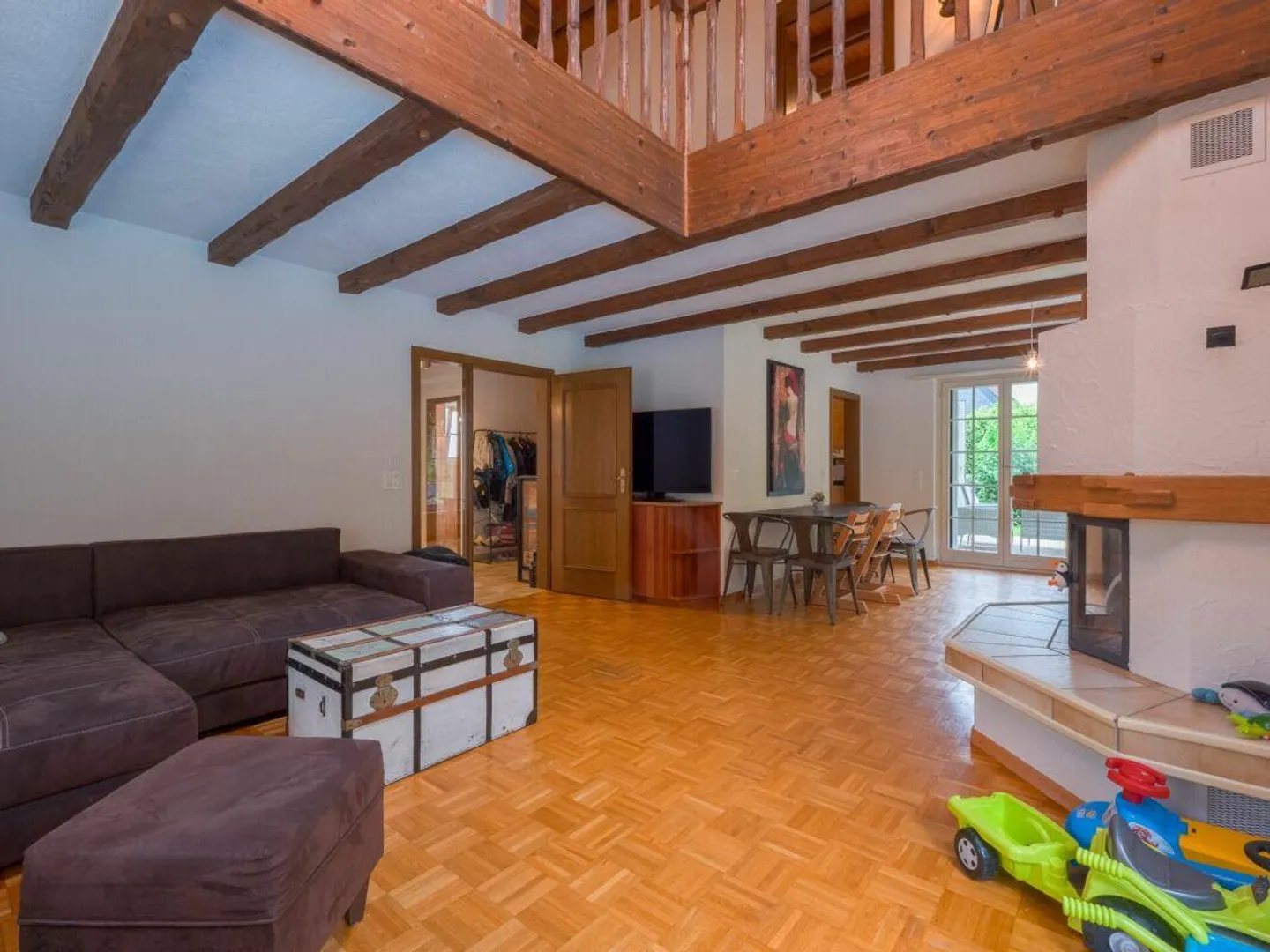 Freistehendes 7.5 Z' EFH mit Pool und 3 Garagen-Plätzen - Foto 3 von 12