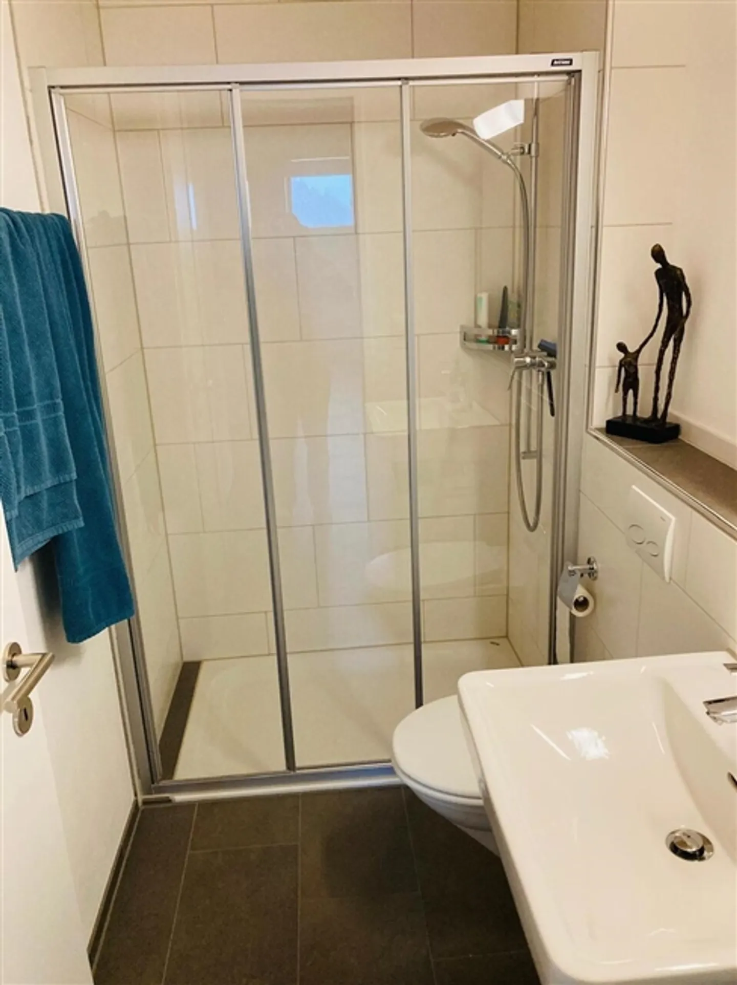 Appartement en penthouse lumineux et spacieux de 4,5 pièces dans un emplacement central - Photo 8 sur 11