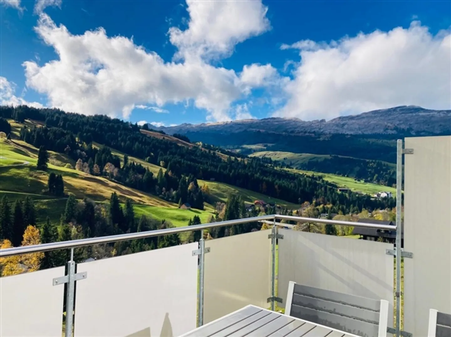 Appartement en penthouse lumineux et spacieux de 4,5 pièces dans un emplacement central - Photo 10 sur 11