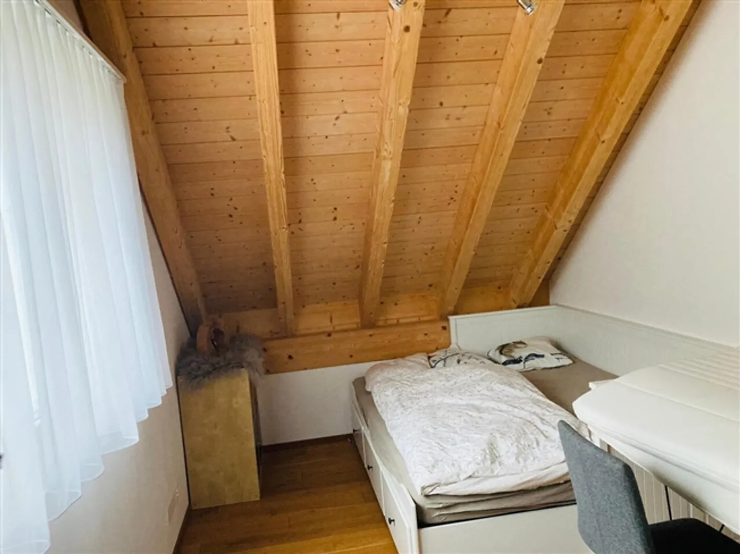 Appartement en penthouse lumineux et spacieux de 4,5 pièces dans un emplacement central - Photo 6 sur 11